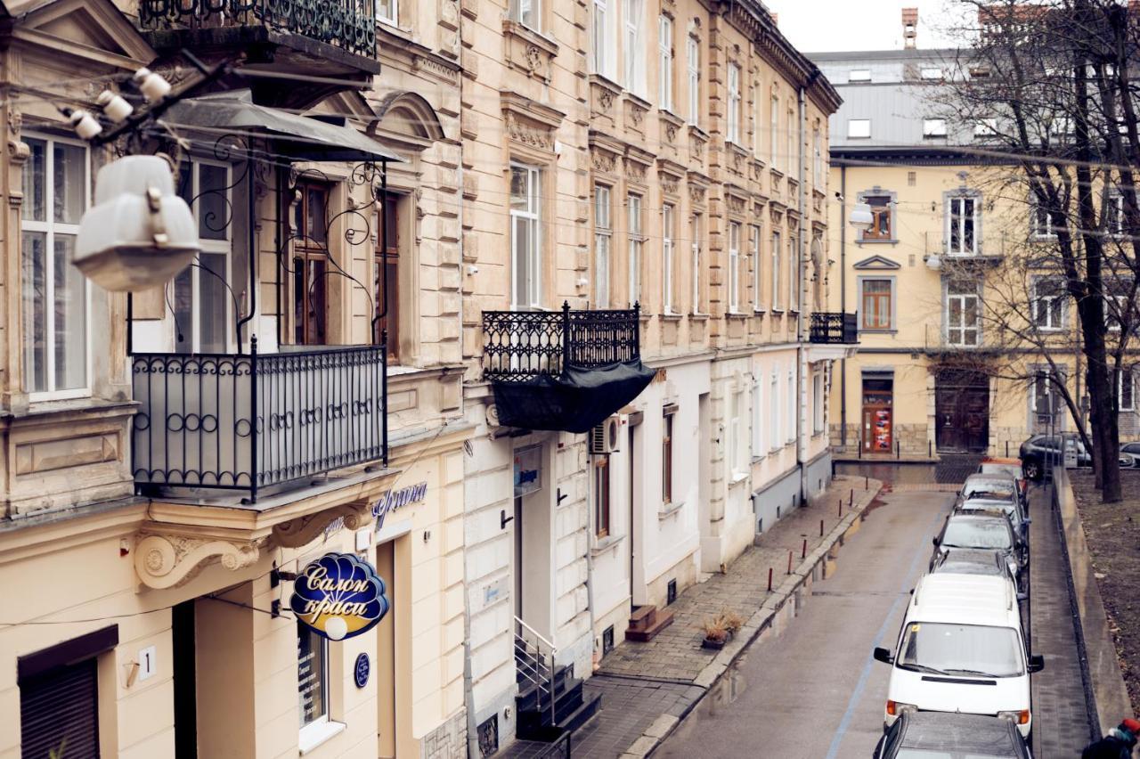 Apartments Near Potocki Palace Lviv Buitenkant foto