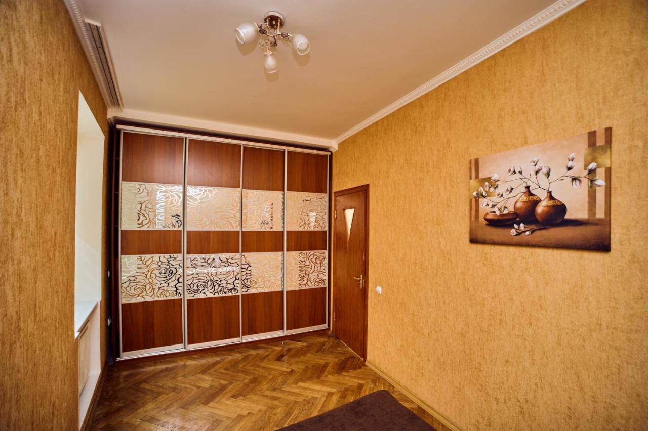 Apartments Near Potocki Palace Lviv Buitenkant foto